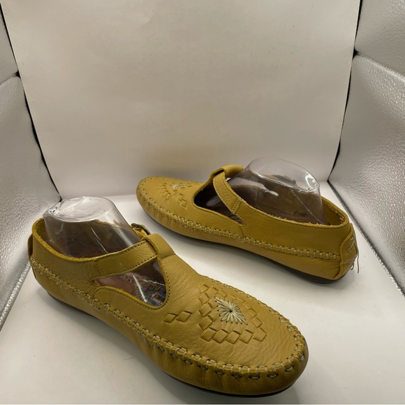 NWOB Hush Puppies Leather Moccasin Casual Comfort Strap Women’s Yellow size 11W - Picture 2 of 6